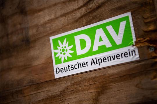 Der Deutsche Alpenverein (DAV) legt erstmals eine umfassende CO2-Bilanz all seiner Aktivitäten vor.