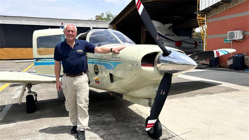 Der Deutsche Gerhard Thyben bringt als ehrenamtlicher Pilot Hilfslieferungen in vom Erdbeben betroffene abgelegene Gebiete.