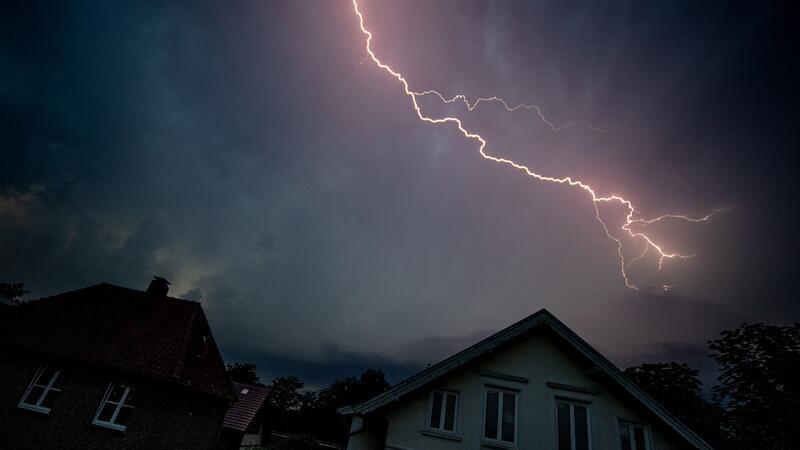 Der Deutsche Wetterdienst (DWD) rechnet mit Gewittern im Norden.