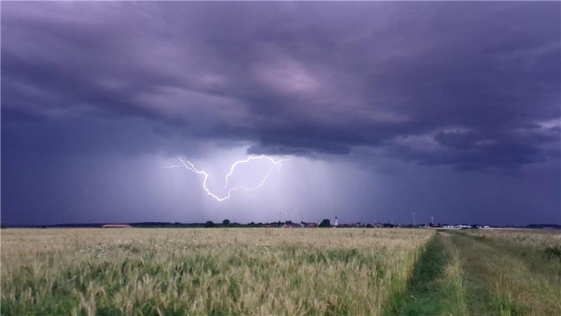 Neue Gewitter und Starkregen – Sommer bleibt wechselhaft Der Deutsche Wetterdienst (DWD) sagt für die kommenden Tage Gewitter vorher.