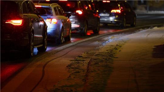 Der Deutsche Wetterdienst sagt leichten Schneefall vor allem im Westen und Süden Niedersachsens voraus - und Glätte. (Symbolbild)