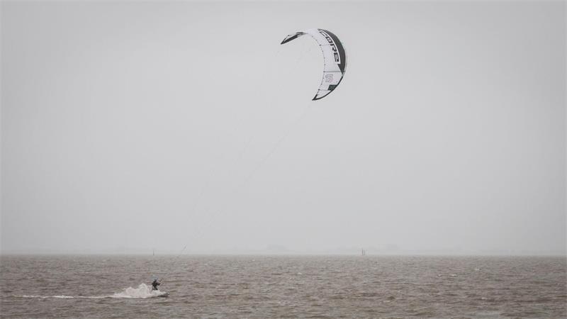 Der Deutsche Wetterdienst warnt für den Donnerstag vor stürmischen Böen an der Nordseeküste. (Symbolbild)