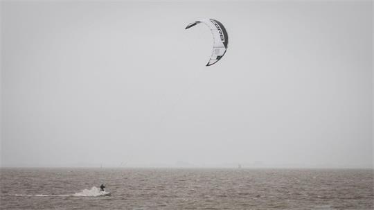 Der Deutsche Wetterdienst warnt für den Donnerstag vor stürmischen Böen an der Nordseeküste. (Symbolbild)