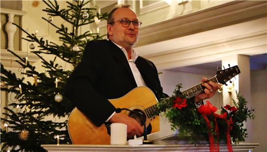 Der Diakon im Ruhestand, Hans-Peter Funhoff, begleitet den Gottesdienst auch mit seiner Gitarre.