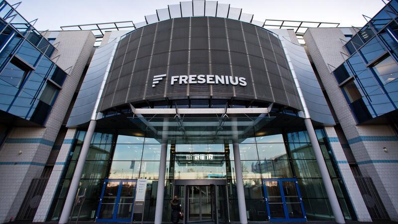 Fresenius-Beteiligung FMC verdient dank Sparprogramm mehr Der Dialysespezialist FMC kommt mit dem Unternehmensumbau voran.