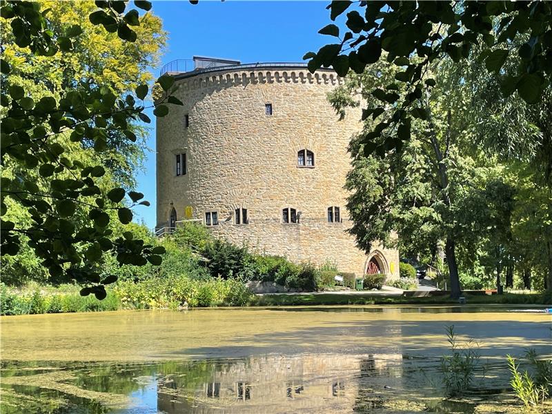 Der „Dicke Zwinger“ in den Wallanlagen. Ursprünglich bezeichnete das Wort „Zwinger“ nur den Raum zwischen den Befestigungsmauern, später auch die Bauwerke. Foto: Kleine
