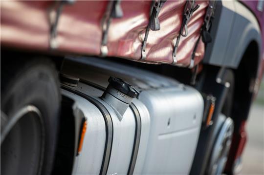 Der Dieseltank eines Lastkraftwagens: Im Koalitionsstreit über schärfere CO2-Standards für Lastwagen in der EU gibt es eine Einigung.