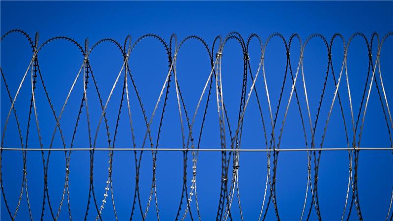 Der Digitalfunk von zahlreichen Haftanstalten lässt sich mit einem geringen technischen Aufwand auch aus der Ferne abhören.