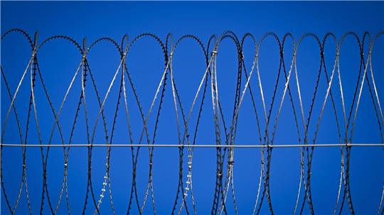 Der Digitalfunk von zahlreichen Haftanstalten lässt sich mit einem geringen technischen Aufwand auch aus der Ferne abhören.