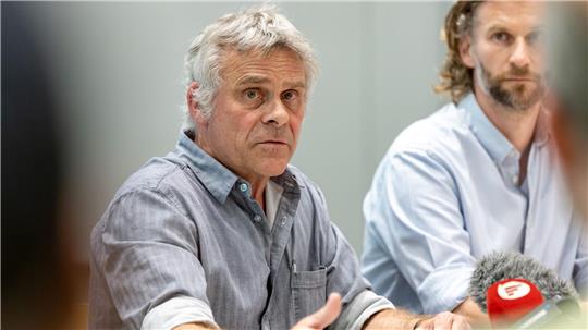 Der Direktor des Nürnberger Tiergartens, Dag Encke, hat nach der Tötung von Pavianen Morddrohungen erhalten. Rechts neben ihm sitzt sein Stellvertreter Jörg Beckmann. (Archivbild)