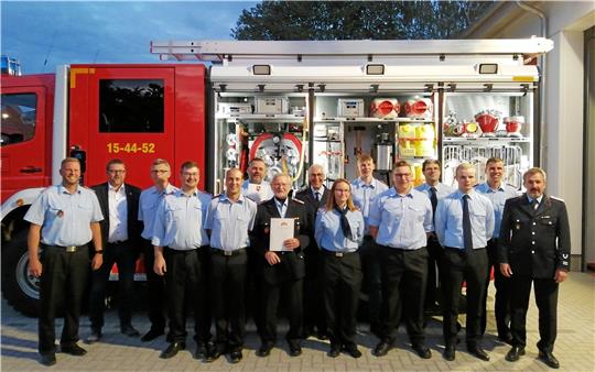 Der Döhrener Ortsbrandmeister Oliver Bormann (links) zeichnet gemeinsam mit Bürgermeister Alf Hesse (2. v. li.) und dem Stellvertretendem Gemeindebrandmeister Björn Berkefeld (rechts) mehrere Mitglieder aus und nimmt Beförderungen vor.  Foto: Hohaus