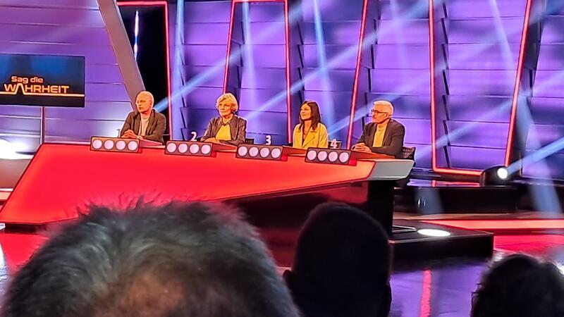 Vier Kandidaten im Fernsehstudio. 
