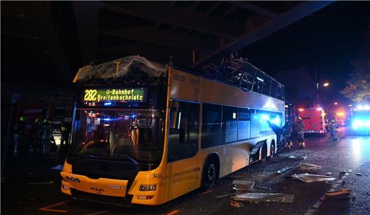 Der Doppeldeckerbus der Linie 282 steht zerstört unter einer Brücke an der Bergstraße in Steglitz.