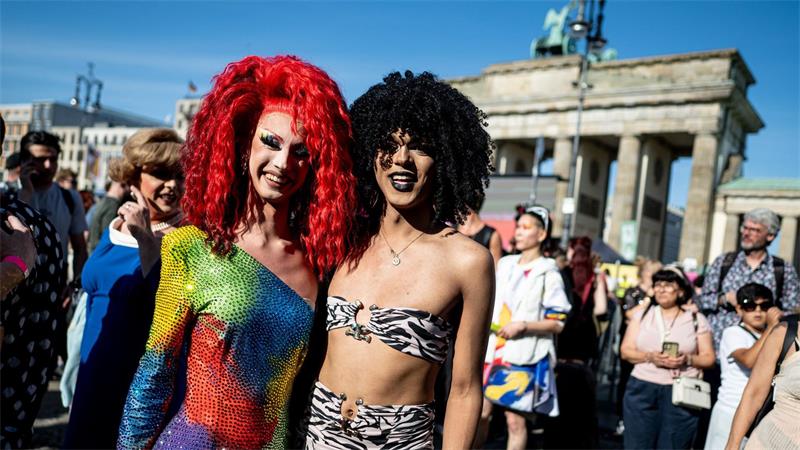 Ikkimel heizt CSD-Publikum am Brandenburger Tor ein Der Drag March führte vom U-Bahnhof Bundestag zum Brandenburger Tor.
