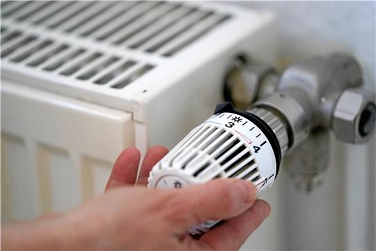 Der Dreh am Thermostat in öffentlichen Gebäuden ist geltende Bundesvorschrift und betrifft auch die Stadtverwaltung in Goslar. Foto: dpa/Marcus Brandt
