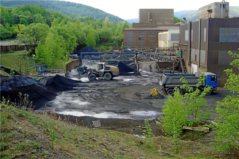 Der Drehrohrofen der Harz-Metall (rechts im Bild) ist die Quelle der Dioxin-Emission vom August 2017.  Foto: BUND