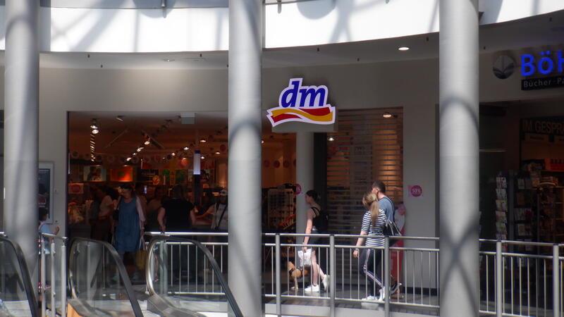 Der Drogeriemarkt "dm" verlässt die Kaiserpassage.