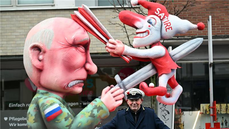 Der Düsseldorfer Karnevalswagenbauer Jacques Tilly lässt sich nicht dadurch einschüchtern, dass er in Russland angeklagt worden ist.