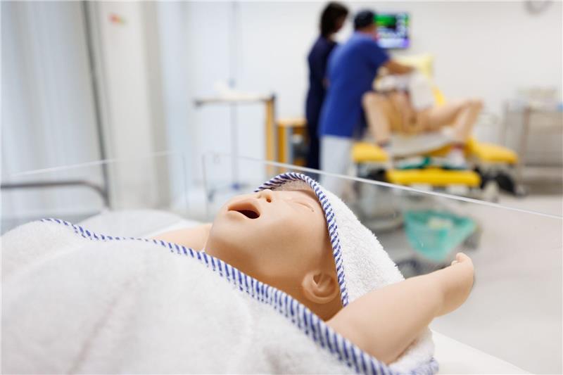 Freie Plätze für angehende Hebammen Universitäten Der Dummy eines Säuglings liegt in einem Bettchen im Simulationslabor vom Studiengang Hebammenwissenschaft.