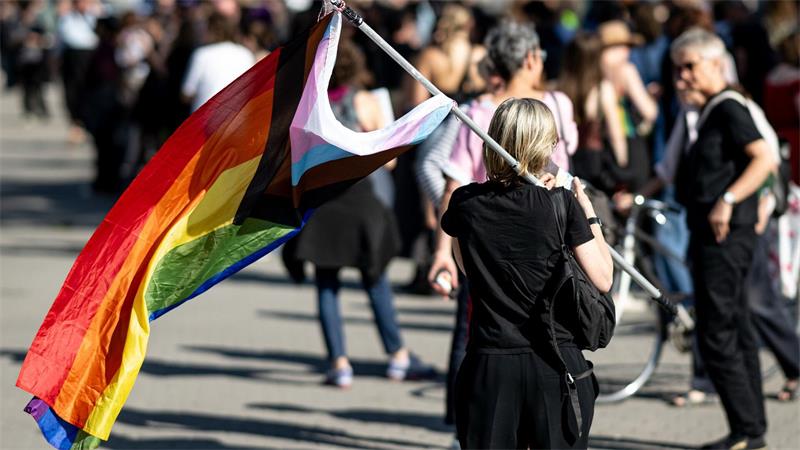 Ikkimel heizt CSD-Publikum am Brandenburger Tor ein Der Dyke* March, die Demo für lesbische Sichtbarkeit, findet jährlich vor dem CSD in Berlin statt.