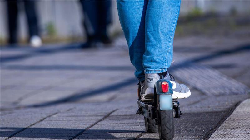 Der E-Scooter-Fahrer wurde tot im Gebüsch gefunden. (Symbolbild) 