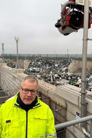 ECG-Geschäftführer vor einem der drei Wasserwerfer, die automatisch Brände entdecken. 