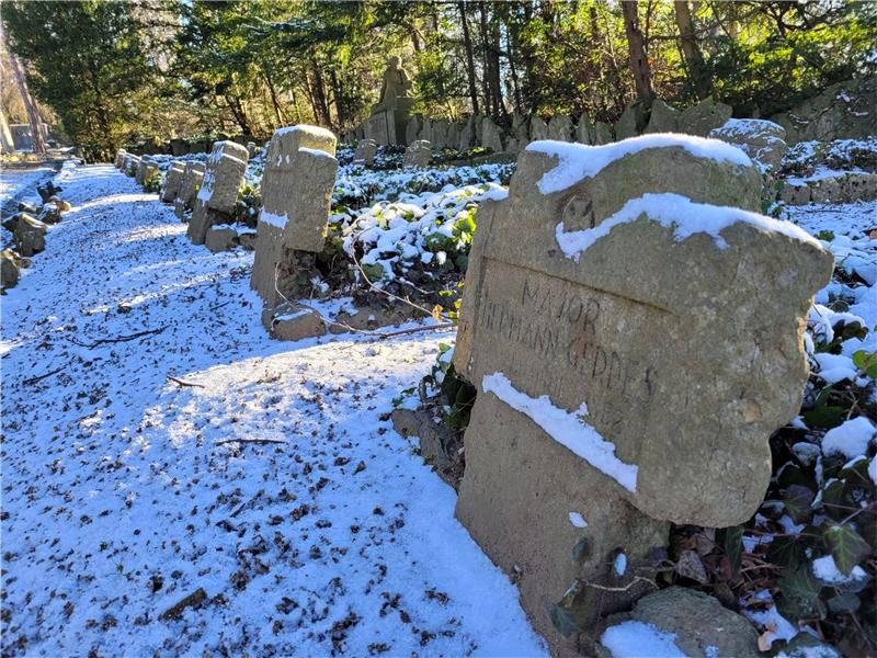 Der Ehrenfriedhof für die Gefallenen des Ersten Weltkriegs liegt etwas versteckt – links neben ihm, wo jetzt noch Büsche sind, könnte die Tafel mit Hintergrundinformationen aufgestellt werden. Foto: Exner