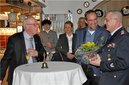 Der Ehrenpreis des Hahnenkleer Ortsrates geht an Goslars Stadtbrandmeister: Ortsbürgermeister Heinrich Wilgenbus (li.) gratuliert zusammen mit seinem Vize Robert Vallespir dem Kurort-Eigengewächs Christian Hellmeier (re.). Im Hintergrund freuen sich Lydia Böttcher (Tourismusverein), Oberbürgermeisterin Urte Schwerdtner und Sandra Bogisch (Wirtschaftsförderung) mit (v. li.). Foto: Heine