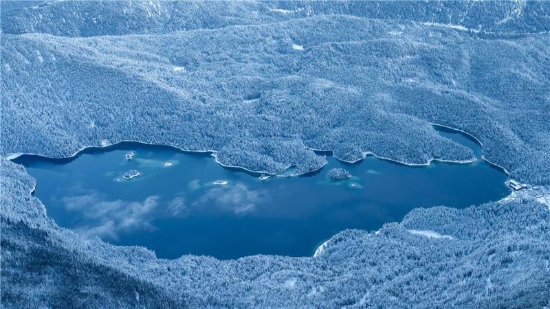 Der Eibsee im winterlichen Gewand