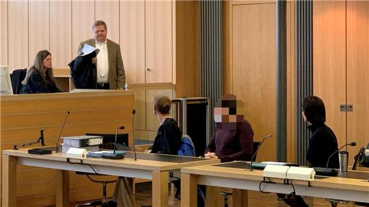 Der Eifersuchtsprozess vor dem Landgericht Braunschweig geht unter Vorsitz des Richters Dr. Ralf-Michael Polomski (2.v.l.) weiter.
