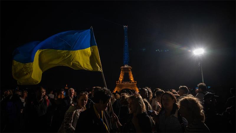 Der Eiffelturm ist zu Ehren des ukrainischen Unabhängigkeitstags und anlässlich des vierten Jahrestags der russischen Invasion in der Ukraine in den Farben der Ukraine beleuchtet.