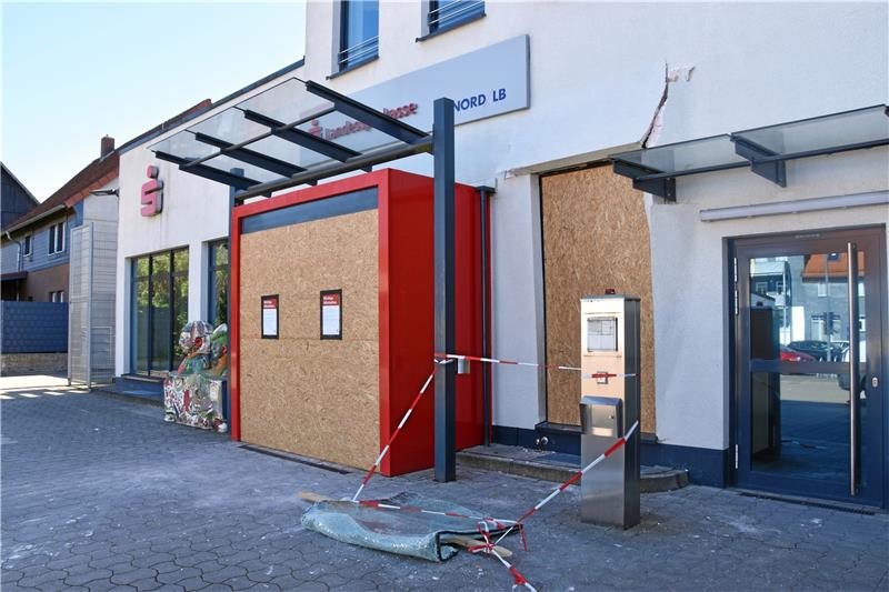 Geldautomaten gesprengt: Täter fliehen fast ohne Beute Der Eingang am Selbstbedienungsbereich bleibt auf unbestimmte Zeit geschlossen. Foto: Jenzora