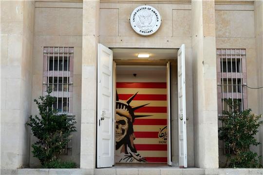 Der Eingang der ehemaligen US-Botschaft in Teheran, die in ein antiamerikanisches Museum umgewandelt wurde.