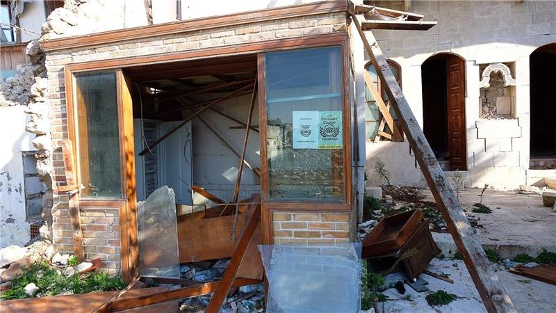 Nach Beben in der Türkei: Gemeinde baut Kirche wieder auf Der Eingang eines eingestürzten Hotels - die Altstadt war bei Touristen beliebt