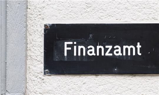 Der Eingang von einem Finanzamt.