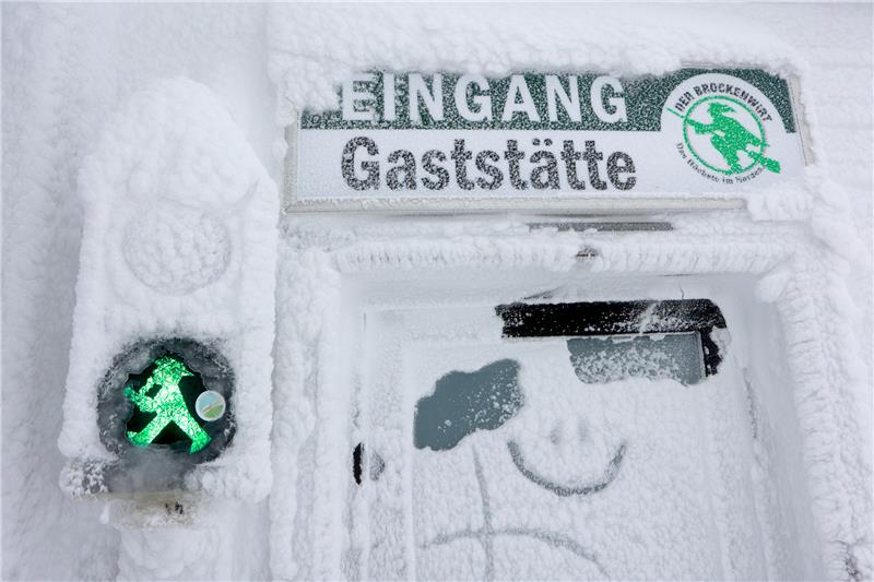 Der Eingang zum Brockenwirt zeigte sich am Mittwoch eingeschneit. Foto: Matthias Bein/dpa