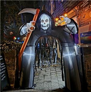 Grusel und Gemeinschaft: So hat Goslar Halloween gefeiert Der Eingang zum Brunnengarten sieht schaurig aus. Zu sehen ist ein Skelett mit Spitzhacke.