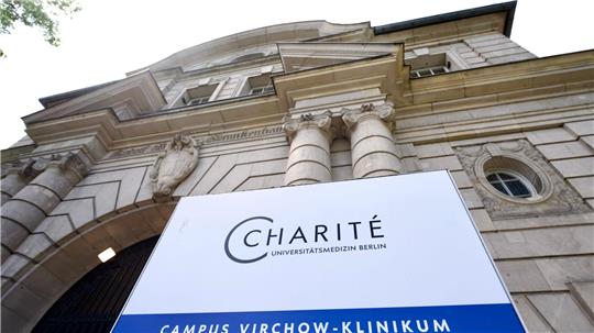 Der Eingang zum Campus Virchow Klinikum (Virchow-Krankenhaus) der Berliner Charité.
