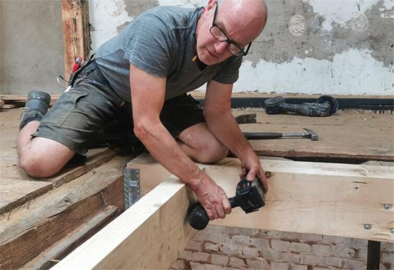 Der Eingang zum Obergeschoss nimmt Gestalt an: Zimmermann Bernhard Pucher beim Bau eines Durchgangs für die Spindeltreppe.
