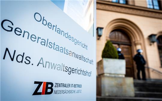 Der Eingang zum Oberlandesgericht Celle. Dort begann am Montag der Prozess gegen eine 34 Jahre alte Frau wegen der mutmaßlichen Mitgliedschaft in der Terrormiliz „Islamischer Staat“ (IS). Foto: Moritz Frankenberg/dpa