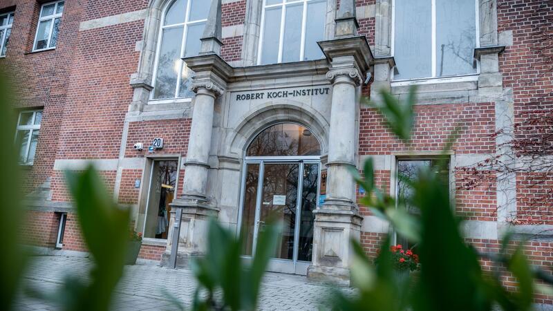 Erste Fälle von Oropouche-Fieber in Deutschland Der Eingang zum Robert Koch-Institut (RKI)