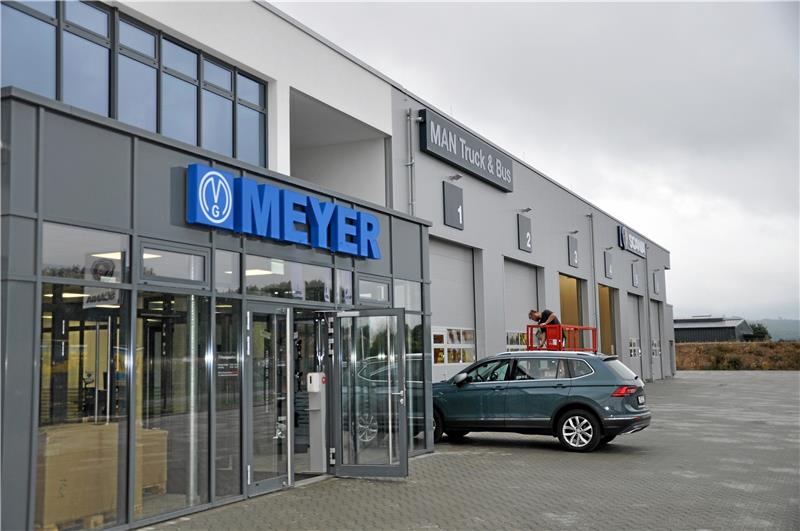 Der Eingang zur Firma Meyer weist den Weg zur Verwaltung. Foto: Heine