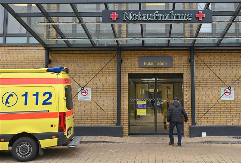 Furcht vor Insolvenzwelle bei Kliniken Der Eingang zur Notaufnahme einer Klinik in Brandenburg.