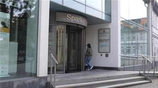 Der Eingang zur Sparkasse am Goslarer Jakobikirchhof. Über die Zahlungen des Geldinstituts und eine mögliche Erhöhung sprach der Finanzausschuss.