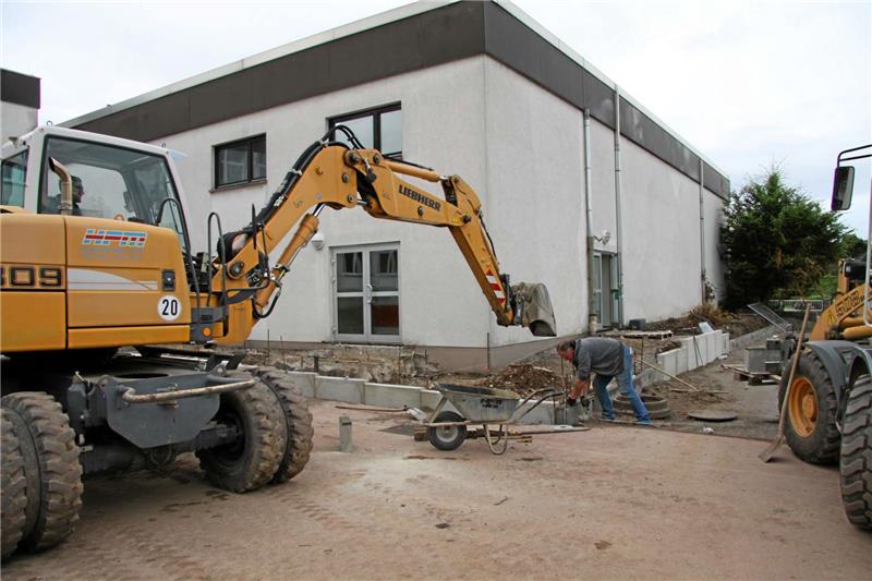 Unterrichtsbeginn neben der Baustelle Der Eingang zur Sporthalle wird barrierefrei. Derzeit wird an einer Rampe gebaut. Fotos: Ciszewski