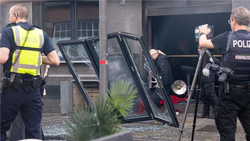 Der Eingangsbereich sowie Teile des Innenraums wurden durch die Explosion und den Brand zerstört, wie die Polizei mitteilte. 