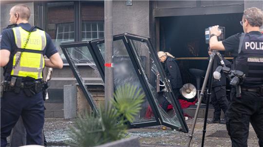 Der Eingangsbereich sowie Teile des Innenraums wurden durch die Explosion und den Brand zerstört, wie die Polizei mitteilte. 