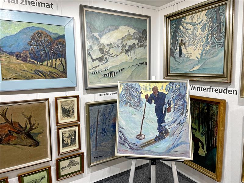 Der „Einsame Skiläufer auf dem Bruchberg“ ist ab sofort wieder in der Karl-Reinecke-Galerie der Heimatstube Altenau im Untergeschoss des Kurgastzentrums zu sehen. Foto: Privat