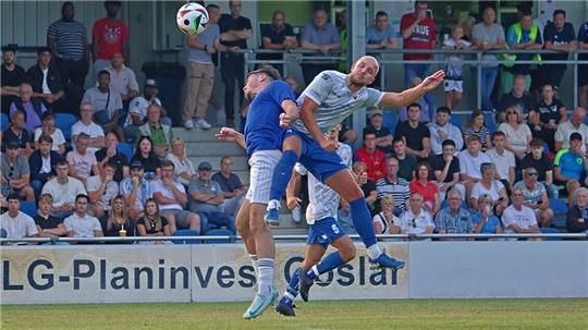 Der Einsatz auf beiden Seiten stimmt so wie bei diesem Kopfballduell zwischen Goslars Jonas Gaida (r.) und Bad Harzburgs Irhad Ahmatovic. Foto: Epping