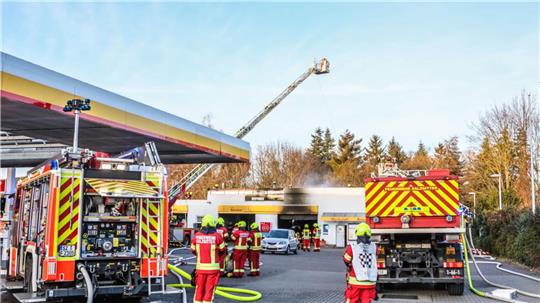 Der Einsatz dauert mehrere Stunden. Die Feuerwehrleute suchen nach der Löschung noch nach Glutnestern. 
